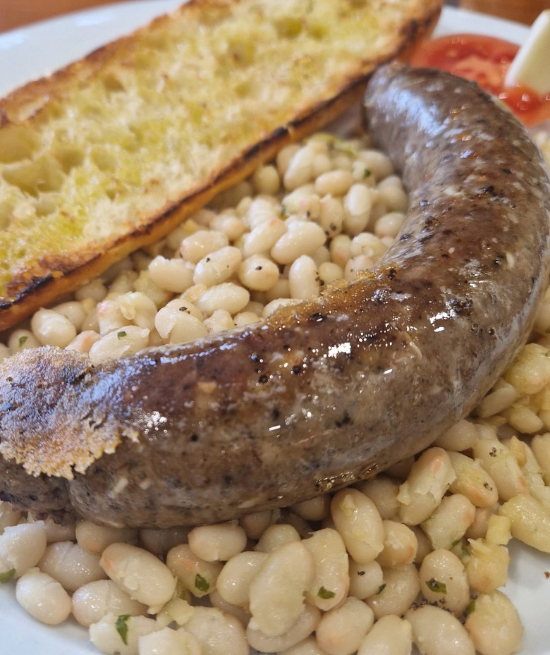 Botifarra de la Garriga amb mongetes dels ganxet, pa, i got de vi o aigua.